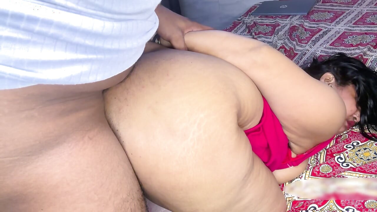 Desi-vrouw trekt haar man bovenop zich voordat hij naar zijn werk vertrekt. Hindi-video