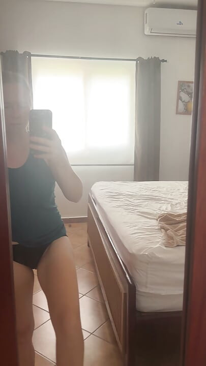Blond tonåring särar på benen
