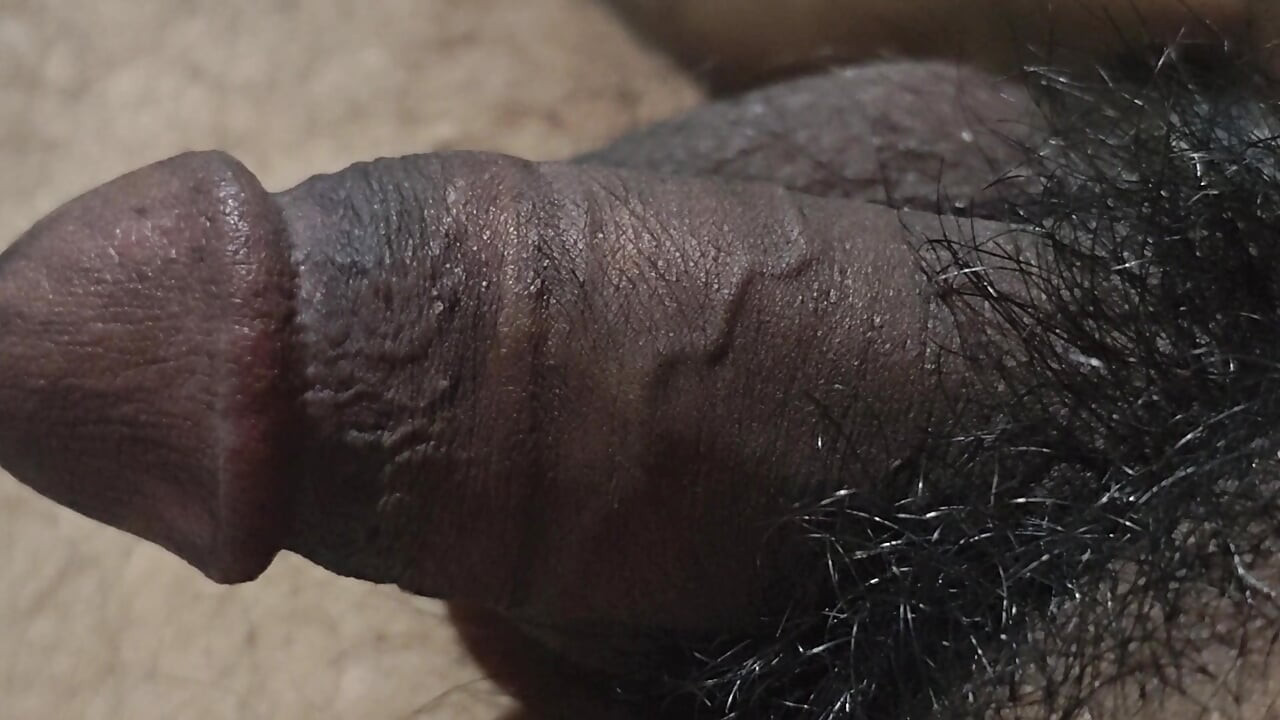 Solo peluda jovem gay desfrutando punheta