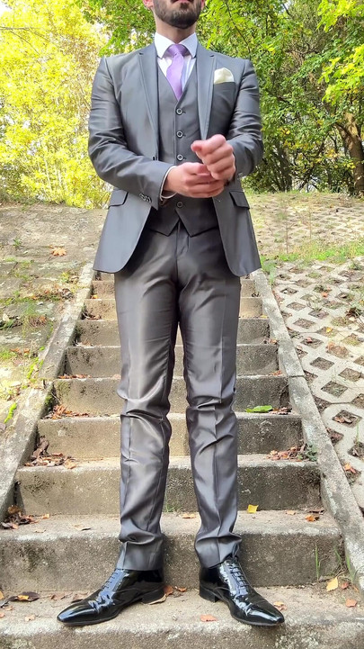 ピカピカのスーツ姿で屋外での公衆手コキ