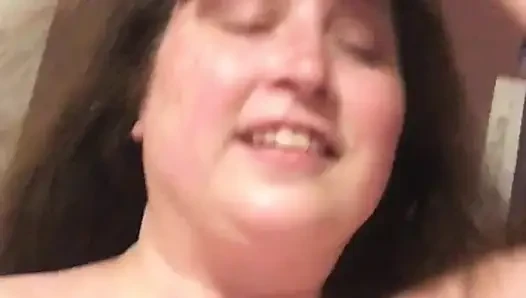 Aku lagi asik ngocok kontolku dengan kaus kakiku yang bau dan kakinya yang kotor