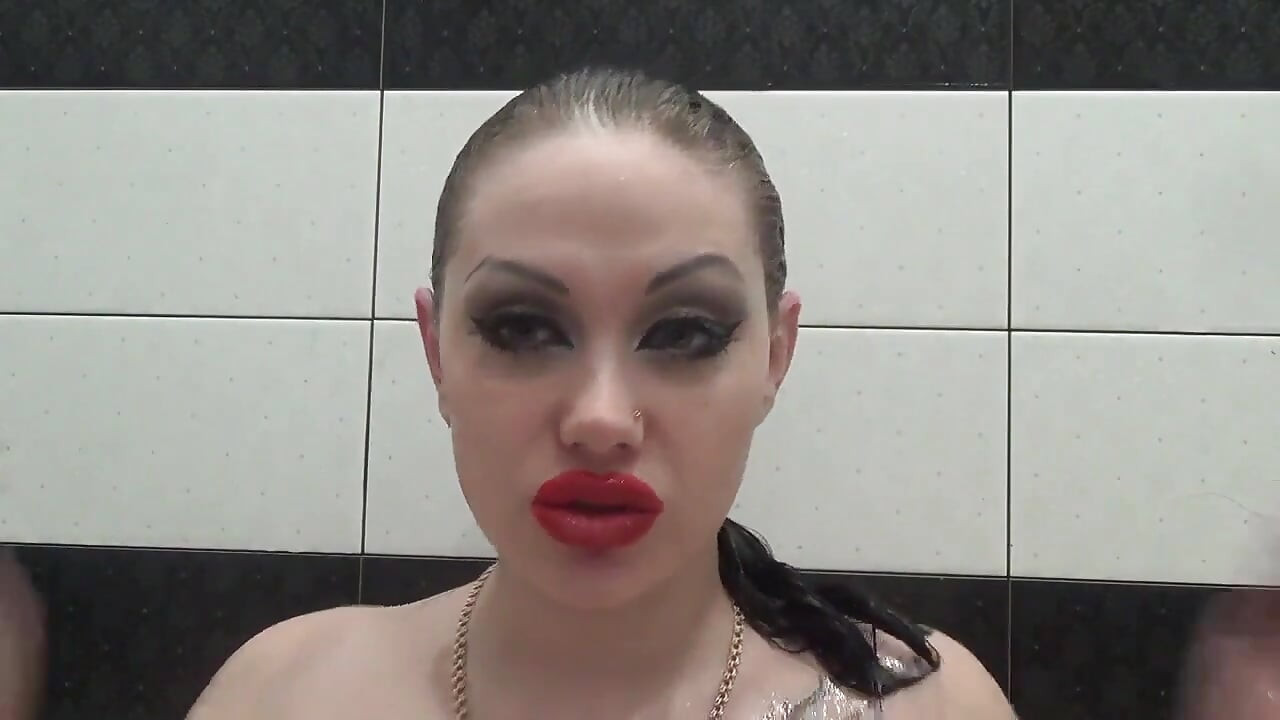 Lavado de pelo y cepillado mojado con maquillaje sexy