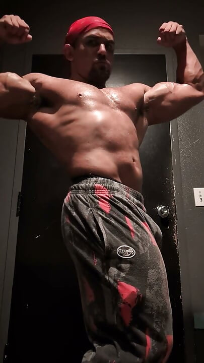 Hot Muscular Bodybuilder Poses and Flexes Naked
