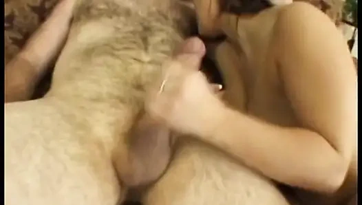 Büyük memeli genç kız yaşlı yarağın tadını çıkarıyor