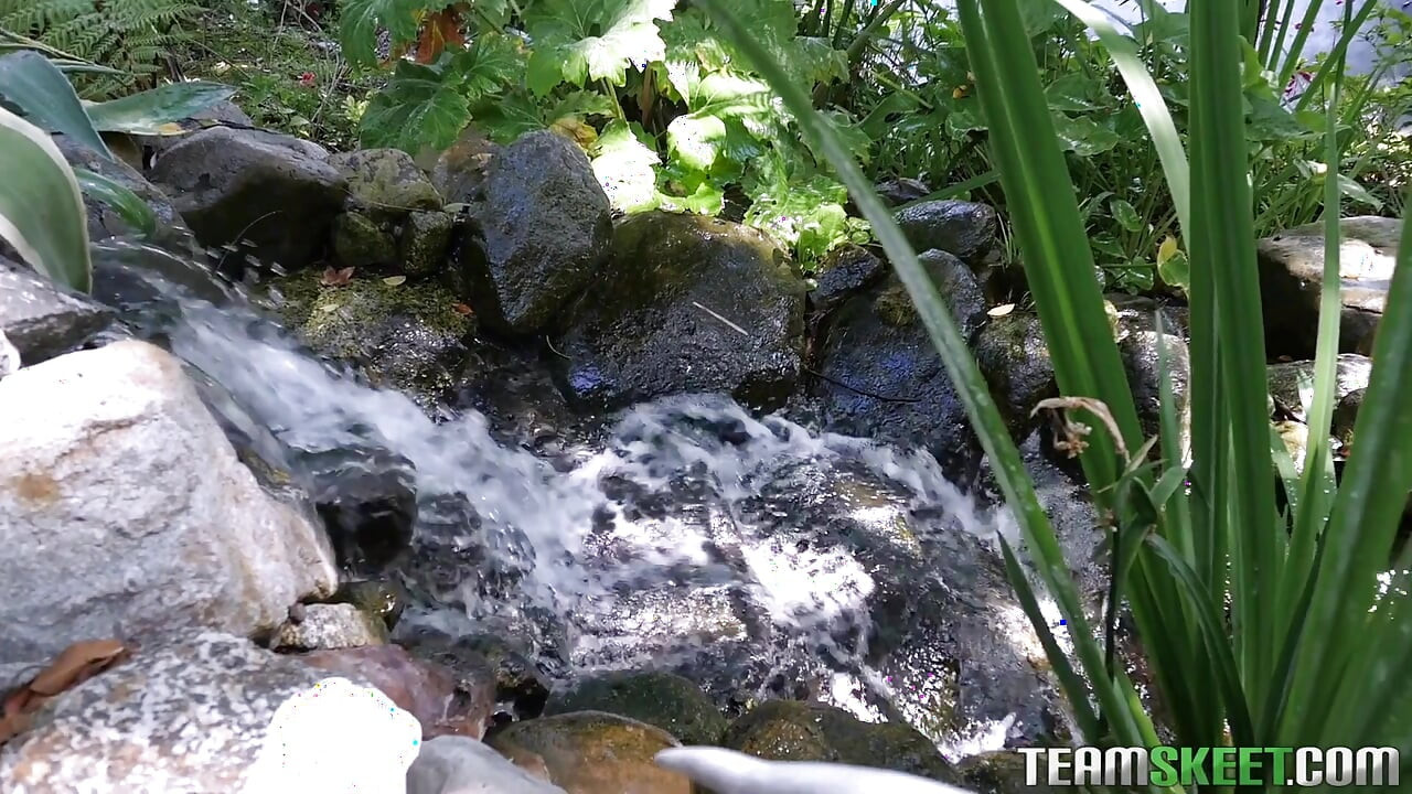 Winziges teen lutscht einen weißen jungen mit riesigem schwanz