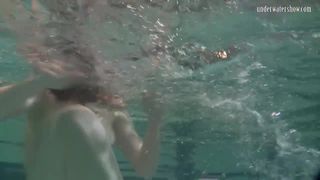 Nowa nastolatka na pokazie podwodnym