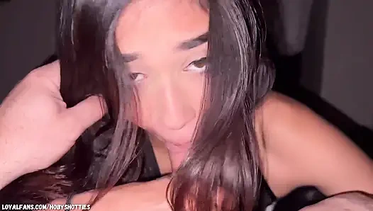 Pejalan kaki jalanan yang panas mengisap kontol untuk pulang