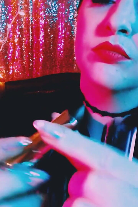 Ella alimenta - transformación succubus