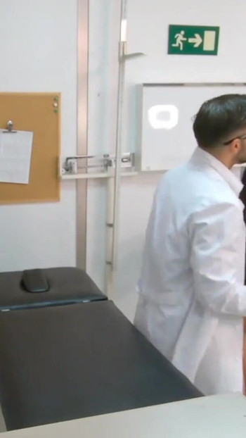 Ikonski trenutak iz "Perverzni stari ginekolog jebe 18-godišnju sitnu tinejdžerku nevinu"