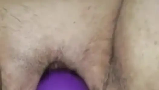 SSBBW Polandia yang diikat merangsang memeknya dengan tongkat yang kuat