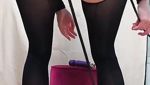 Вибратор на моей киске и надутый плаг в моей заднице, пока вода бегала в меня