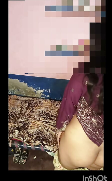 Puta caliente masturbándose el coño y chupándose los pezones, MMS viral