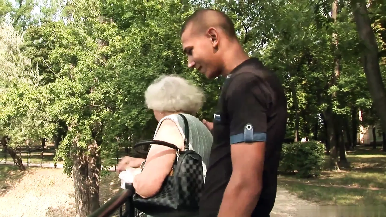 春天。奶奶Norma喂小鸭子