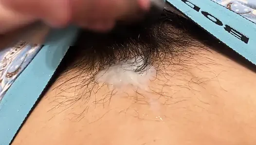 Japon adam yerde otururken masajla mastürbasyon yapıyor.