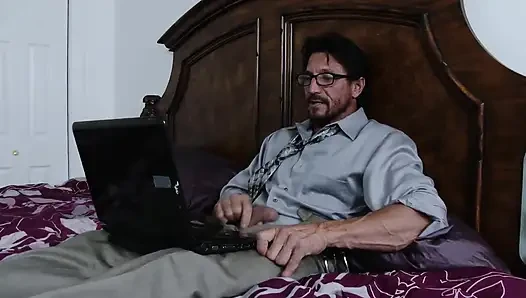Büyük yaraklı minik kızlar 2 sahne 2 sıkı amcığını esnetiyor