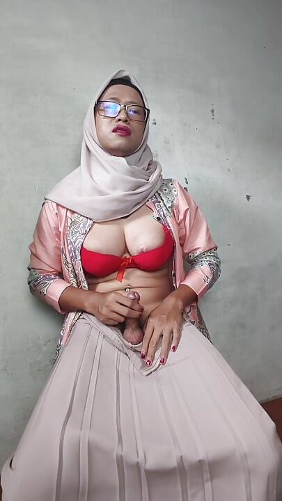 Une trans à gros nichons en hijab se masturbe