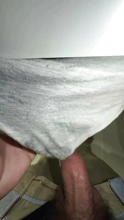 그녀는 젖은 팬티를 남겨두고 친절하게 정액으로 채워달라고 부탁했다