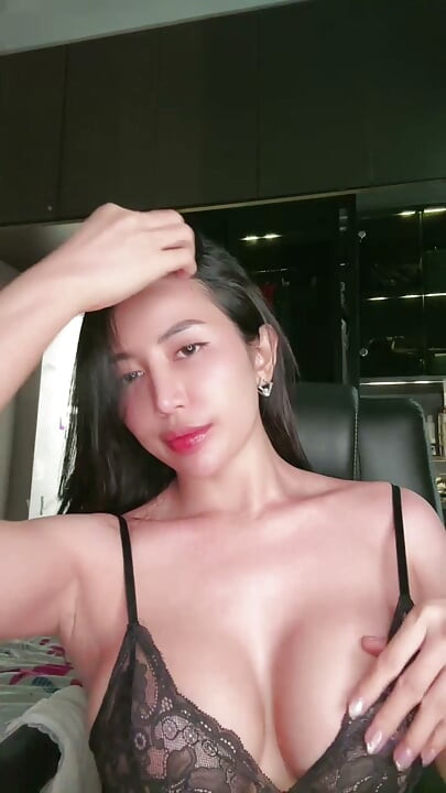 CHICK LIKES TO CUM IN PUBLIC, VIDEO CALL SWIPE PUSSY
