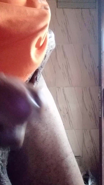 大きな黒いアフリカの巨大なチンポ、熱いオナニーと巨大なザーメン | クリップ 2