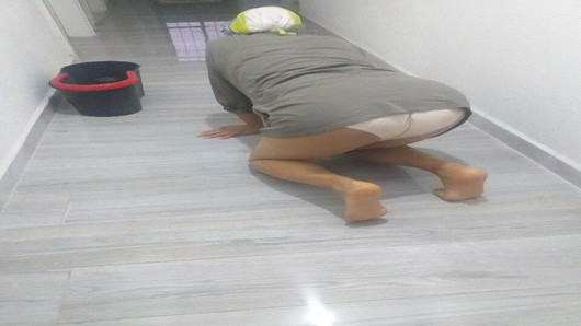 Empregada sexy em hijab mostrando calcinha branca