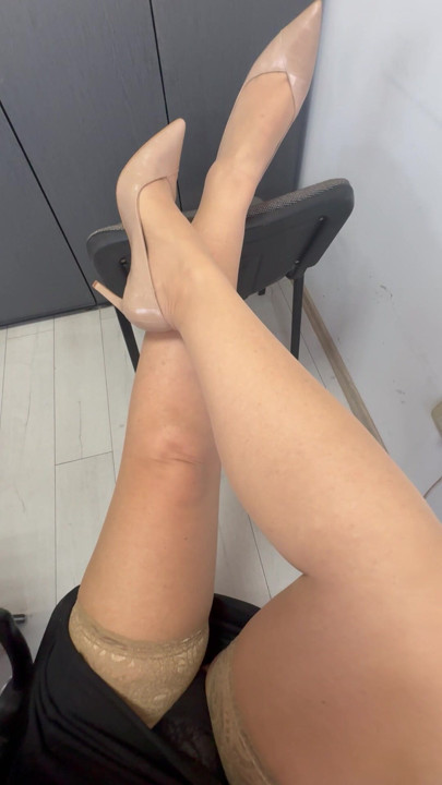 사무실에서 하이힐을 신고 나일론 다리를 풀어주는 핫한 밀프