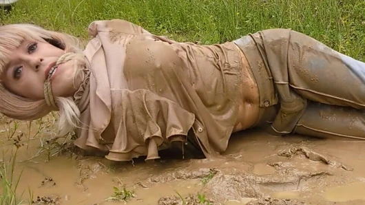 Bağlandı ve çamurda kaldı! Islak ve dağınık travesti kız pantolonuna işiyor!