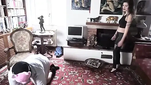 Женское доминирование, телочка в латексе пинает его по яйцам