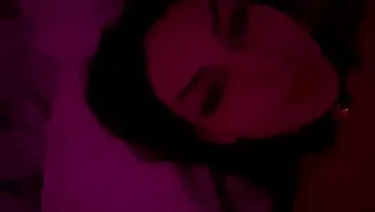 Echtes paar, intimer moment unter roten ampeln