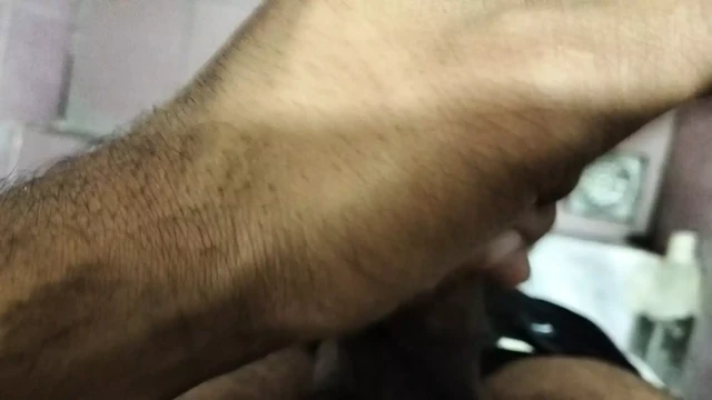 Akele mut mari bathroom me ladki ko pakad kar