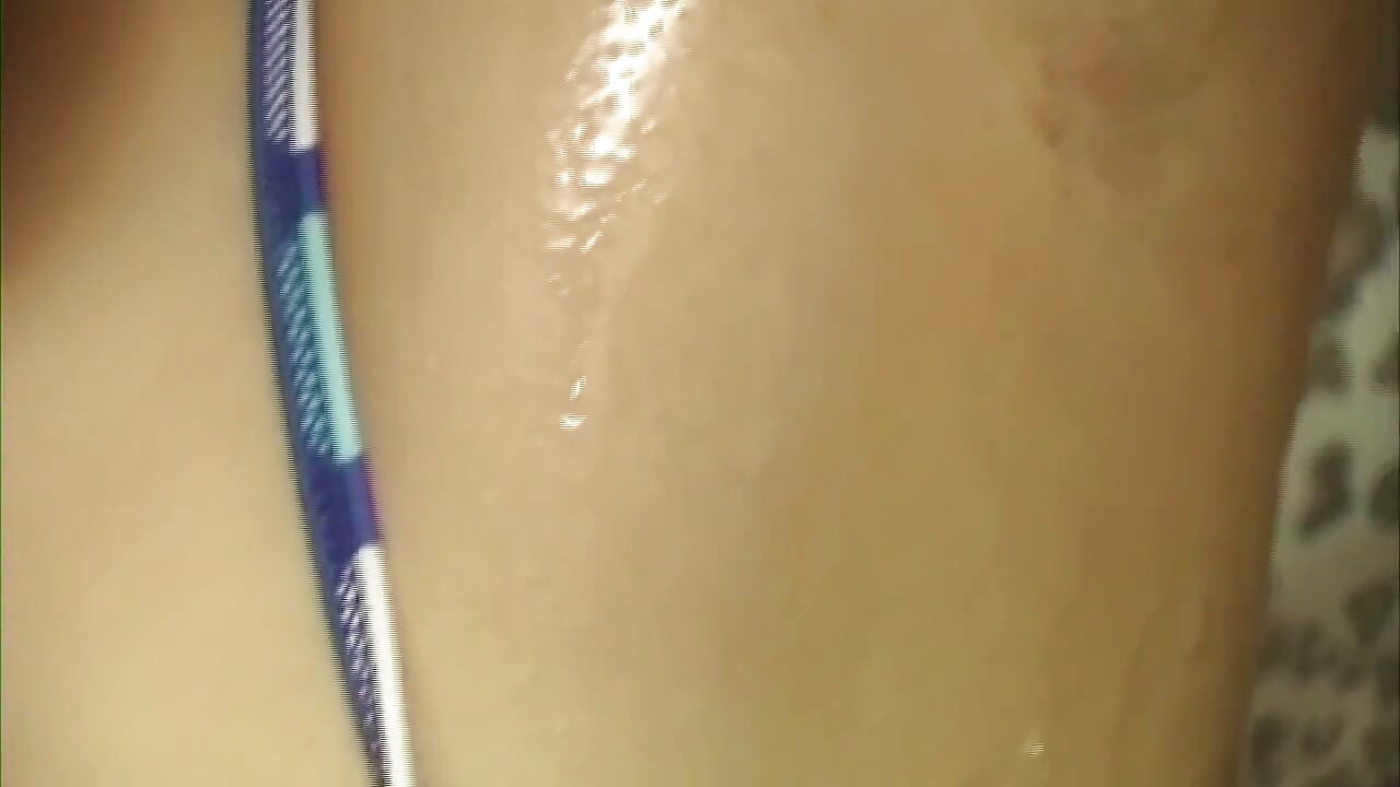 Caliente asiática milf chupa profundo antes de montar duro