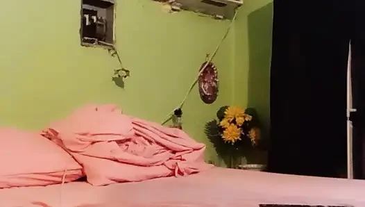 Bichi lajang panas sendirian di rumah untuk bermain suami imajiner