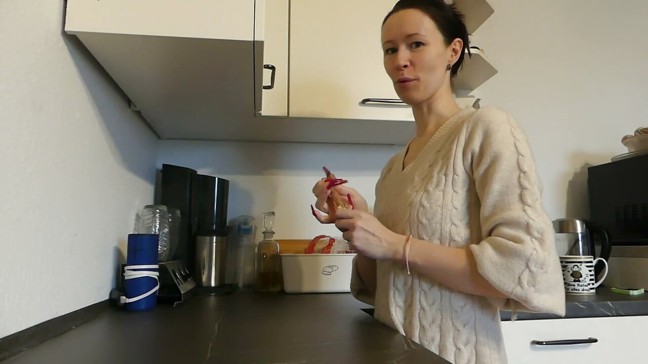 Speelgoed gevonden! Onbelemmerd tevreden in de keuken!