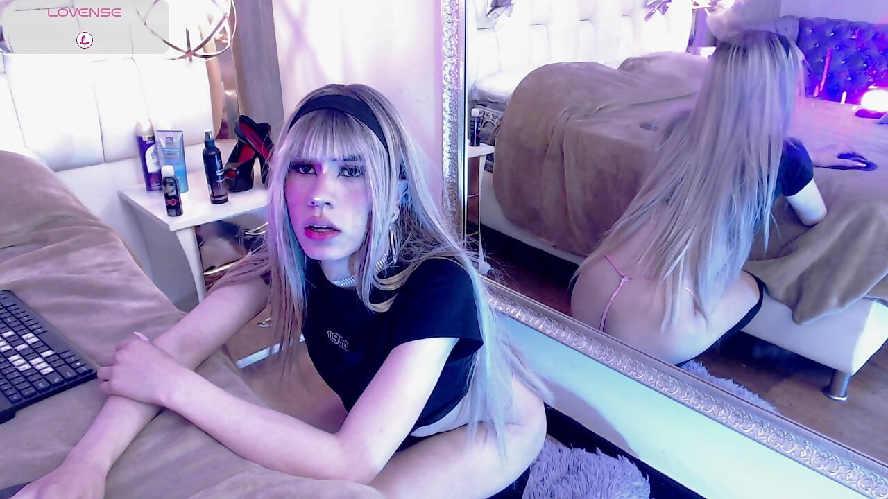 Transgender Latina, loves her toy and wants to provoke you by sucking your big cock