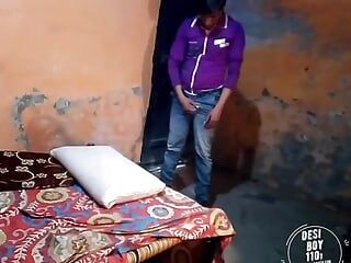 Indyjski chłopiec sam w domu staje się pełny nago