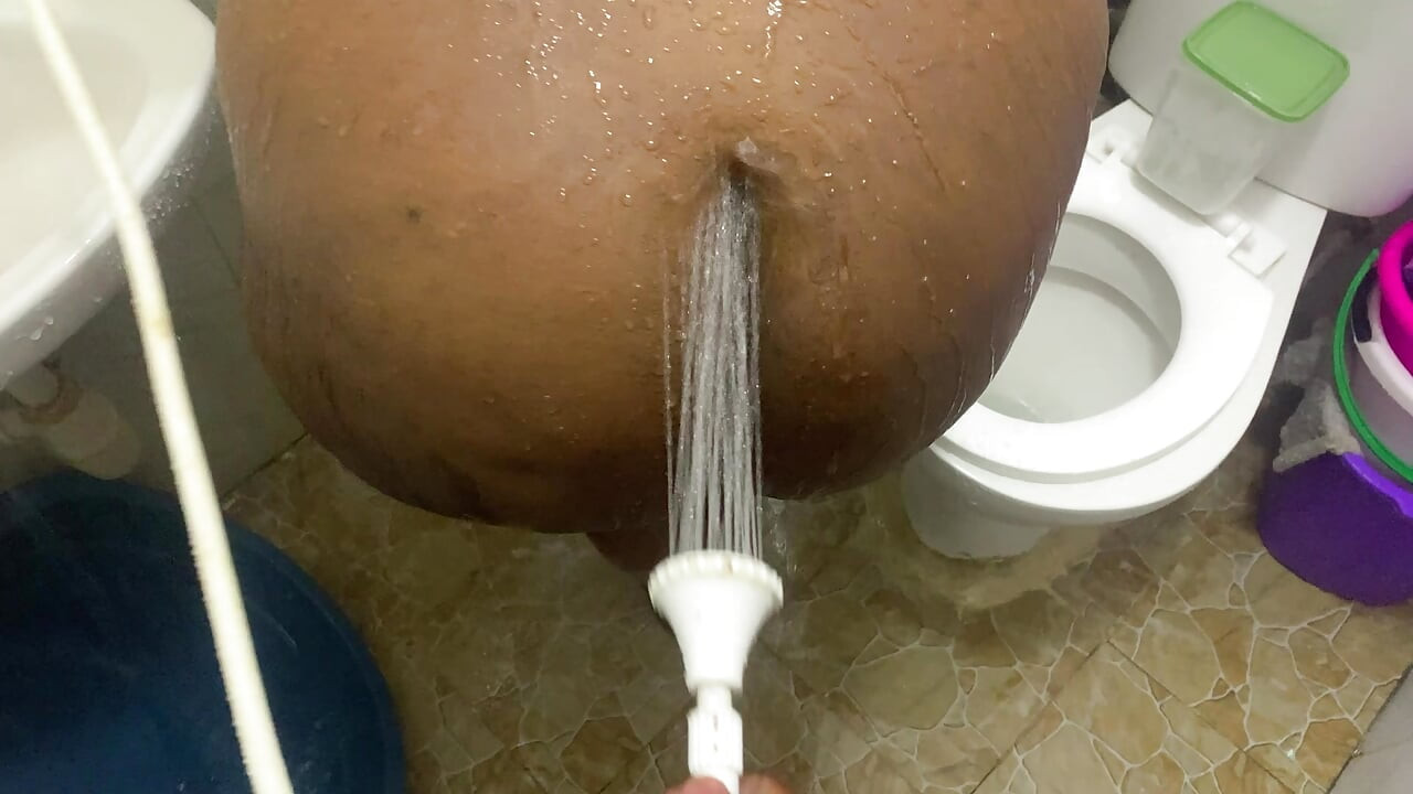 Moti vali gori patni kuchh karrvaee se pahle naha rahi hai
