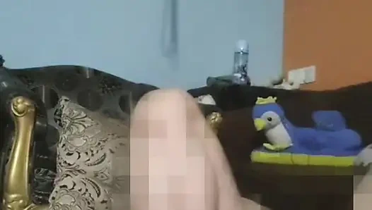 Ona biraz bal yalatıyor