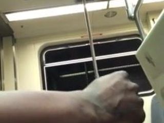 Чернокожий дрочил в метро