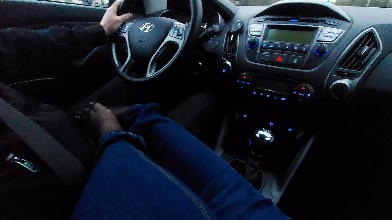 Amateur MILF in jeans and nylon socks gives a taxi driver a footjob