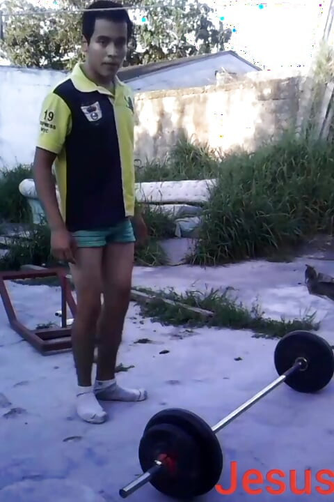 Jesus sin playera en boxer