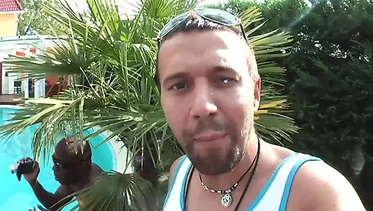 Pesta kolam renang penuh sepong kontol, seks threesome dan grup seks