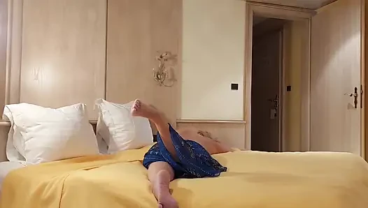 Sarışın olgun Selena ve yatak oyunları