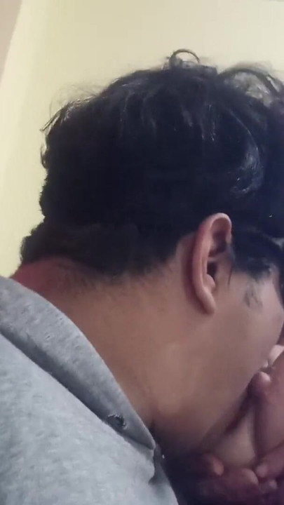 Cho chồng tôi bú với bộ ngực to của tôi đầy sô cô la ngon lành | Clip 1