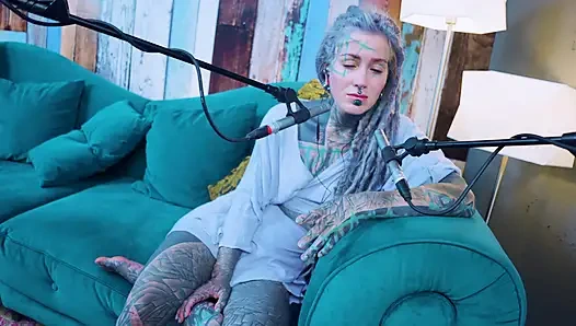 Я говорю о G - Grattitude - подкаст ASMR говорящая готесса, худенькая девушка дредки татуированная модель, татуированная девушка