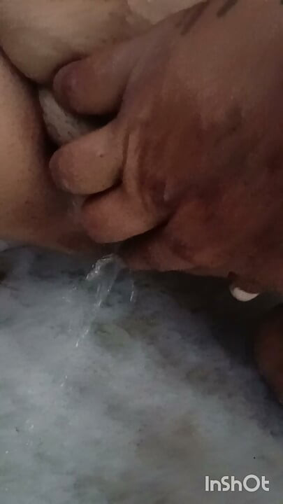 Apki hot bhabhi pissing in toilet at home