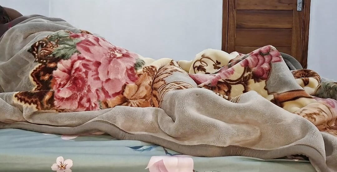 तो मला छान आणि स्वादिष्टपणे चोदतो, पण माझ्या नवऱ्याला मी ऑर्गॅझम येईपर्यंत त्याच्या लंडावर फिरायला खूप आवडायचं.