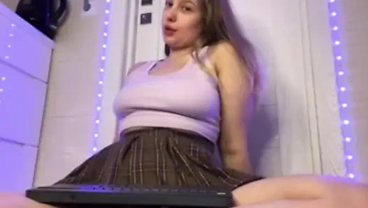 Dildoya ve ayak içeriğine biniyor