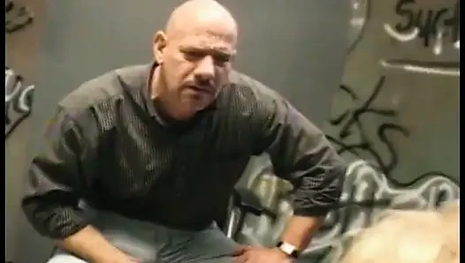 Sürtük orta yaşlı seksi kadın amına döl yalatıyor ve amını parmaklıyor ve sonra sikişiyor