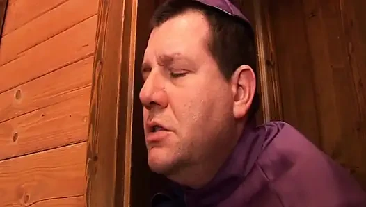 Возбужденный священник шпионит за текущей киской милфы на фестивале фунта