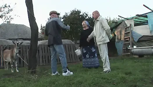 Büyük götlü nine memelere boşalmayı ve açık havada sikişmeyi seviyor