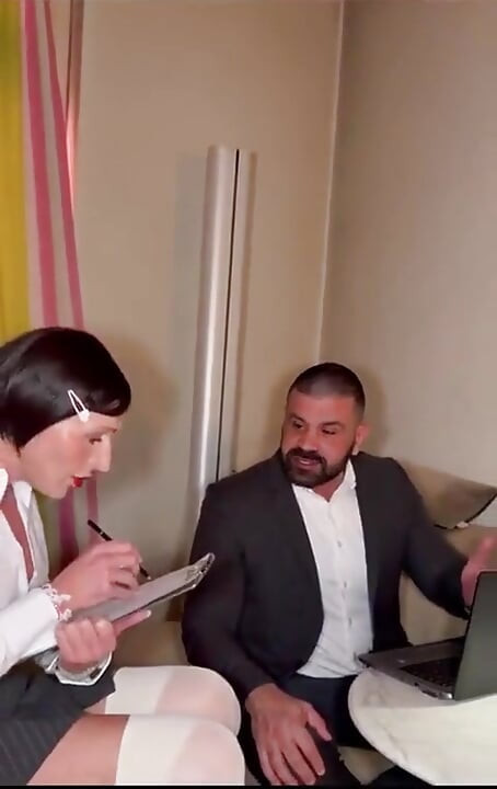 Secretaria trans follada por su gran jefe
